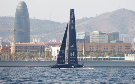 La falta de viento en la playa de Barcelona sacude a los favoritos en la Copa del América