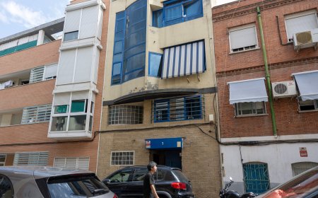 Cómo una de las últimas fábricas de ropa en Vallecas acabó troceada en 14 pisos turísticos