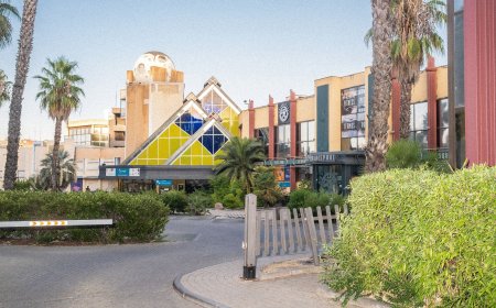 La decadencia del centro comercial Ermita del Santo mientras le llega el “pelotazo urbanístico”