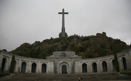 Ayuso busca un golpe de efecto frente a Sánchez y Vox al declarar bien de interés cultural la Escolanía del Valle de Cuelgamuros