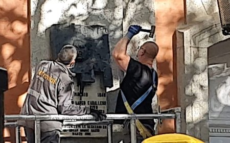 El pleno de Chamberí aprueba reponer la placa de Largo Carballero, retirada por orden municipal en 2020