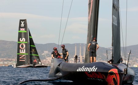 Sin viento en la costa de Barcelona, la Copa del América es ‘El Juego del Calamar’
