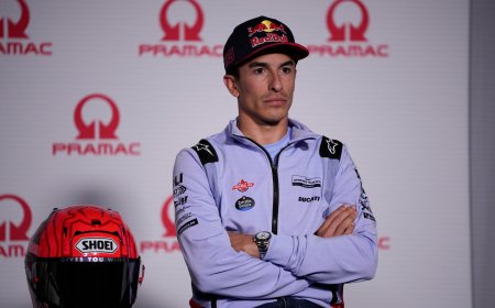 Marc Márquez regatea a Valentino Rossi