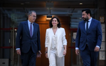 El PP de Ayuso bloquea plenos monográficos sobre residencias, vivienda, clima o educación, pero registra uno sobre la ironía