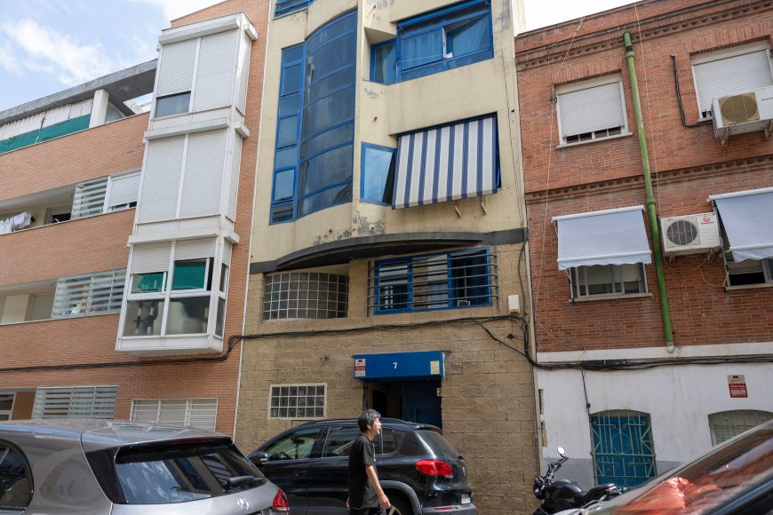 Cómo una de las últimas fábricas de ropa en Vallecas acabó troceada en 14 pisos turísticos