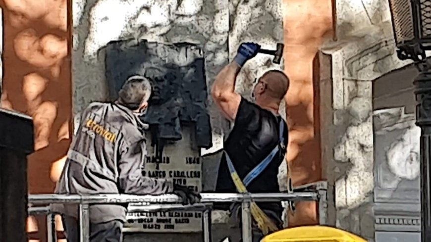 El pleno de Chamberí aprueba reponer la placa de Largo Carballero, retirada a martillazos en 2020