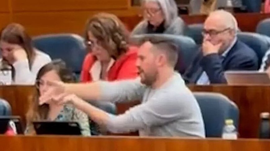 La Asamblea propone sancionar con 22 días de sueldo al diputado de Más Madrid que imitó el gesto de un disparo mientras hablaba Ayuso