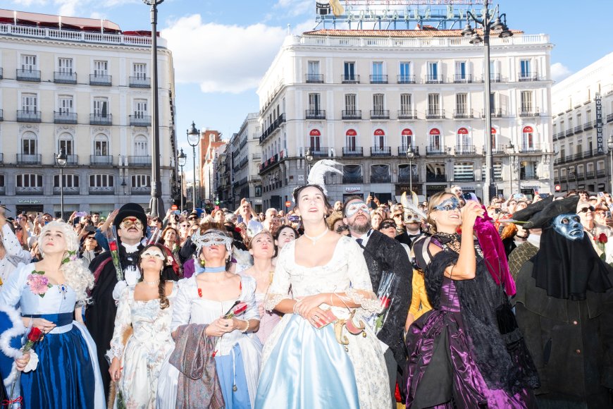 ‘El Fantasma de la Ópera’ se marca un mini concierto en la Puerta del Sol ante centenas de fans
