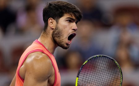 Carlos Alcaraz vence a Jannik Sinner y conquista el torneo de Pekín