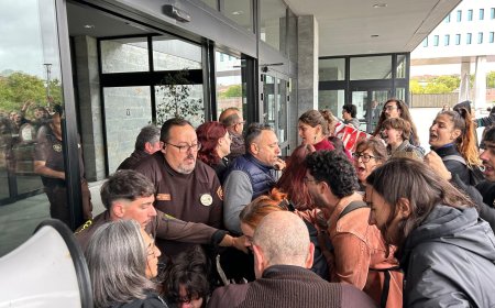 Los estudiantes de Lengua de Signos se enfrentan a la seguridad de la Rey Juan Carlos en la manifestación por la falta de profesores