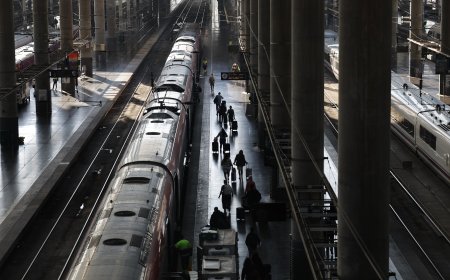 Normalidad en las estaciones madrileñas de Atocha y Chamartín y en la Joaquín Sorolla de Valencia tras el caos del fin de semana