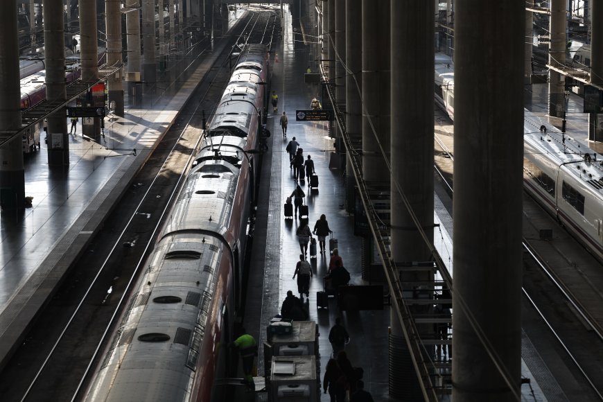 Normalidad en las estaciones madrileñas de Atocha y Chamartín y en la Joaquín Sorolla de Valencia tras el caos del fin de semana