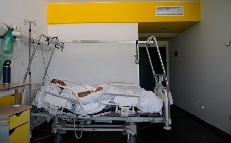 A Samir le ordenaron limpiar sin protección un techo para el Ayuntamiento de Pozuelo. Ahora espera plaza en el Hospital de Parapléjicos