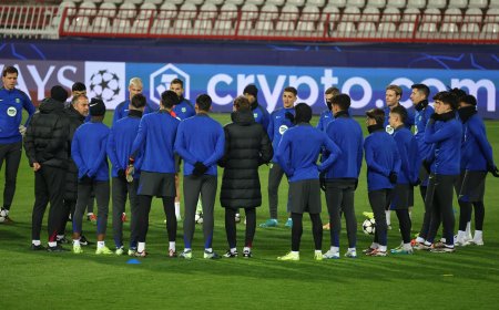 Estrella Roja - Barcelona en directo | De Jong, Koundé y Gerard Martín entran en el once titular