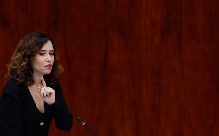 Ayuso y su gobierno evitan condenar la agresión, insultos y lanzamientos de barro a Sánchez en Paiporta