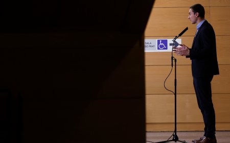 El PSOE de Lobato abandona la Asamblea en protesta por una iniciativa de Vox sobre menores no acompañados “cargada de odio”