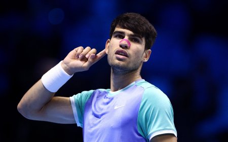 Alcaraz vence a Rublev y sigue con vida en la Copa de Maestros