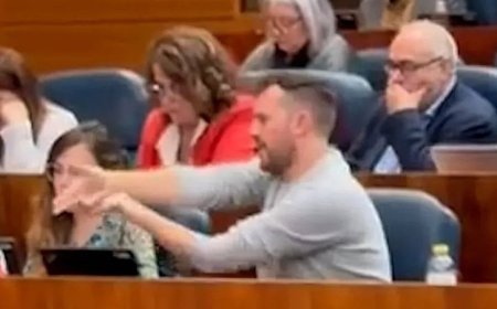 La Asamblea reduce a 18 días sin sueldo el castigo al diputado que imitó el gesto de un disparo mientras hablaba Ayuso