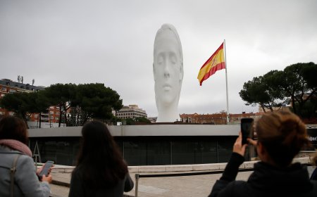 La escultura ‘Julia’, la gran cabeza de la plaza de Colón, se queda en Madrid al menos un año más