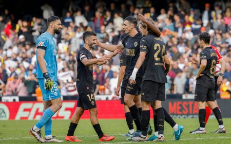 Un Valencia enlutado golea al Betis