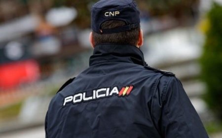 Un hombre tira al suelo 29 motos y contenedores de una calle de Chamartín “para pasar la noche en comisaría”