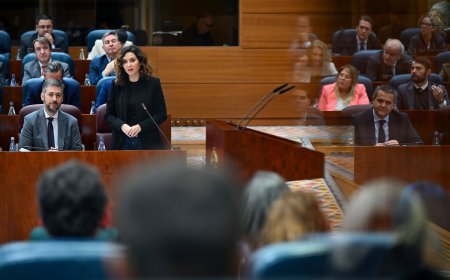 Ayuso legisla sobre la marcha en Madrid para neutralizar iniciativas de Pedro Sánchez y la oposición