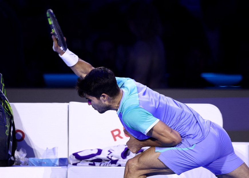 Alcaraz sucumbe al martillo de Zverev y se despide de la Copa de Maestros
