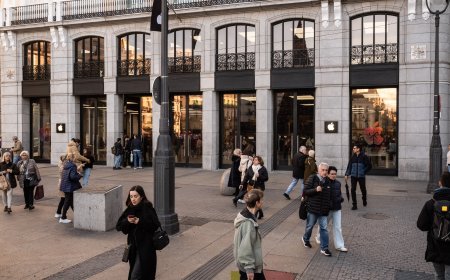 Damián, el cinéfilo sin hogar que ha visto más de cien películas en la tienda de Apple de Sol