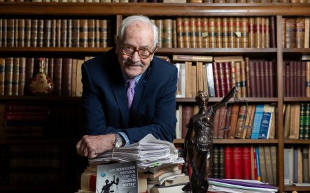 Don Mariano, el abogado de 83 años que trabaja casi gratis que ha logrado vencer a un fondo buitre en el Supremo: “Soy esclavo de mi gente”