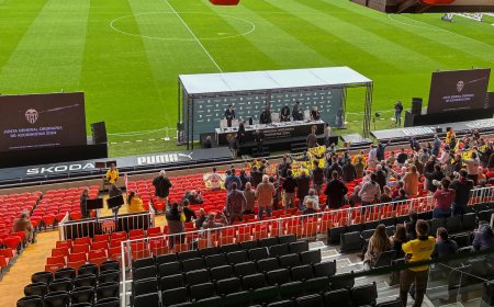 Los socios del Valencia CF torpedean la junta de accionistas: “Si no podemos hablar, nos vamos”