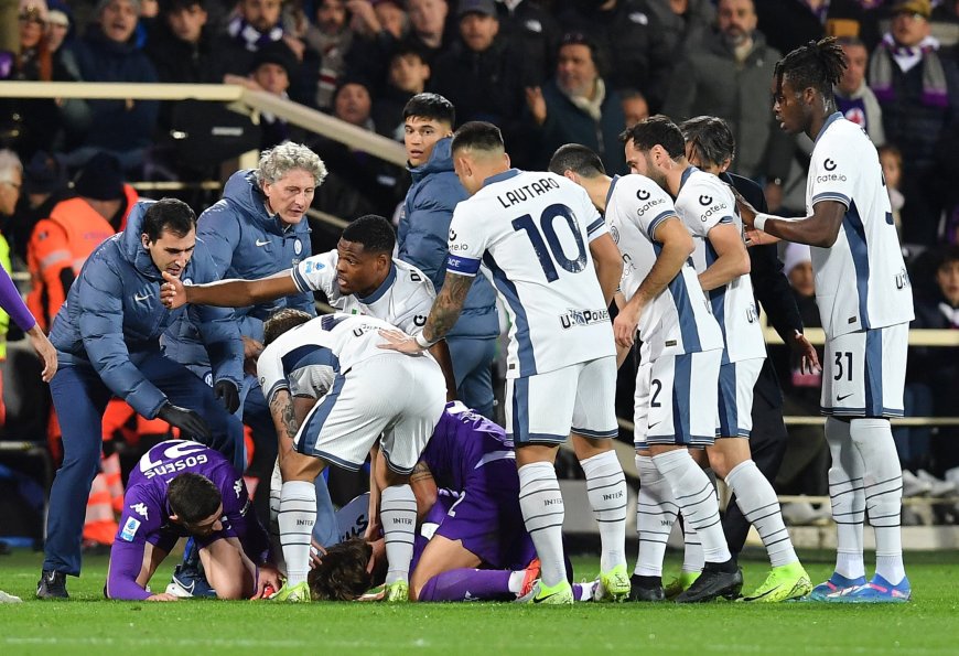 El jugador de la Fiorentina Edoardo Bove cae desplomado en el partido ante el Inter