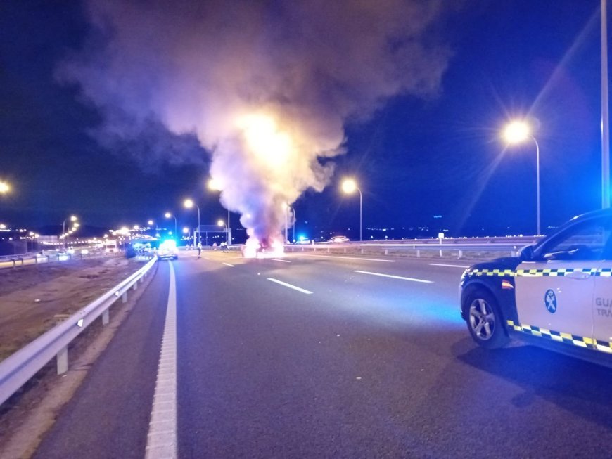 Un coche que circulaba en sentido contrario choca contra un VTC en la M-45 de Madrid