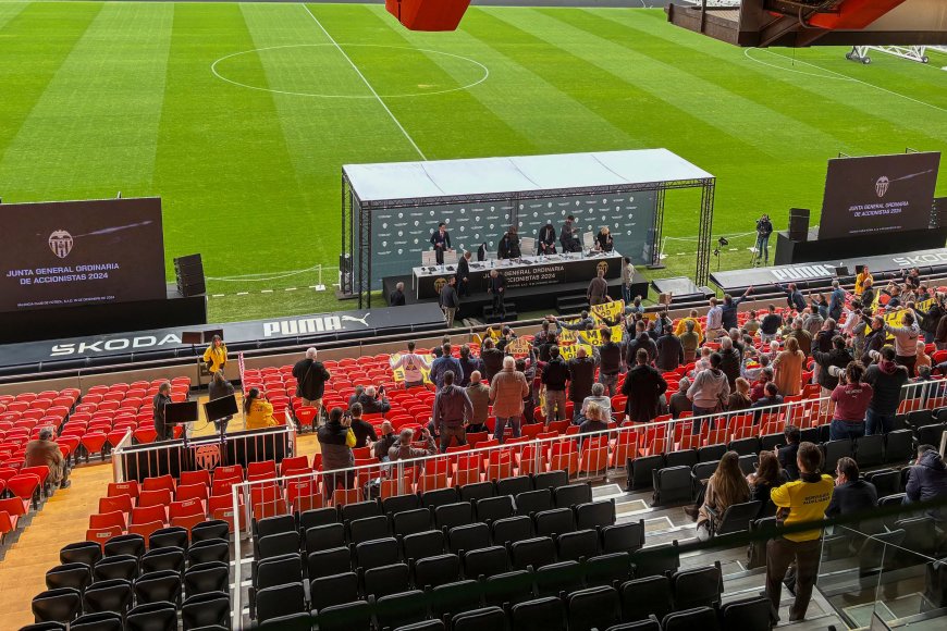 Los socios del Valencia CF torpedean la junta de accionistas: “Si no podemos hablar, nos vamos”