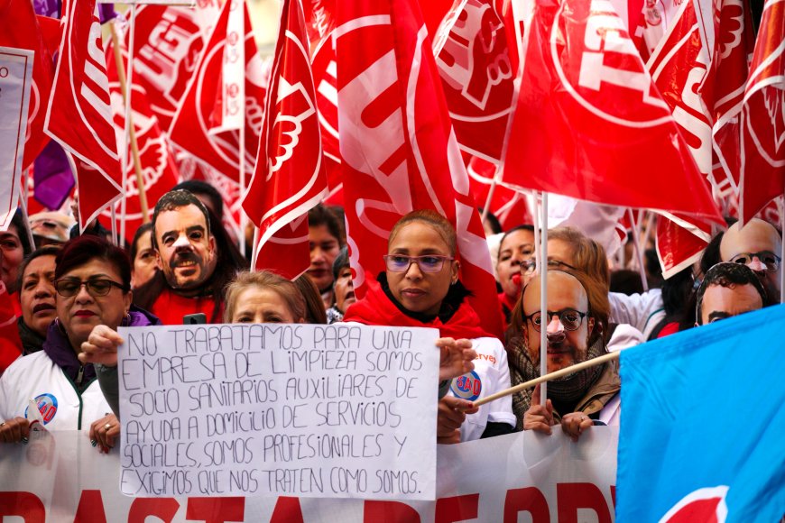Las cuidadoras de personas dependientes de Madrid van a la huelga: “En la pandemia éramos esenciales, pero nos pagan una mierda”