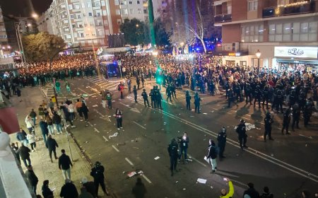 Mestalla y una fiesta que no fue: protestas contra Peter Lim, cargas policiales a las puertas del estadio y una remontada en contra
