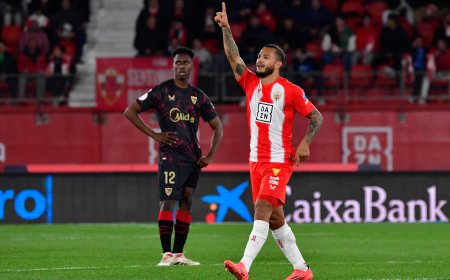 El Almería, líder de Segunda, destroza al Sevilla (4-1)
