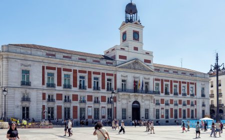 Ayuso recurrirá al Constitucional para evitar que Sánchez recuerde con una placa las torturas franquistas en la sede de la Presidencia de Madrid