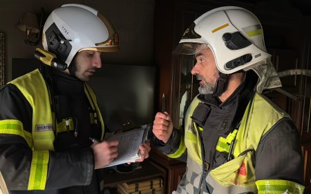 Dos hermanos mueren en el incendio de su vivienda en Móstoles y los bomberos rescatan al padre de la terraza