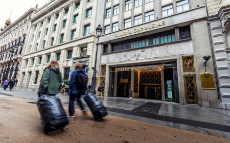 Un BMW, cuatro encapuchados y apenas cinco minutos: alunizaje en la tienda Dior de la Galería Canalejas de Madrid