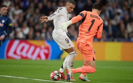 Futbolistas con guantes y osadía