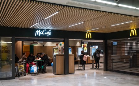 El mes de Sebastián, un menor de 11 años, durmiendo en el McDonalds del Aeropuerto de Barajas