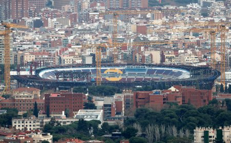 La fecha para el regreso del Barcelona al Camp Nou continúa en el aire aunque el club defiende que el clásico se jugará ya en el nuevo estadio