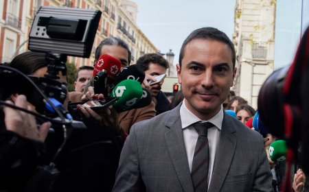 Lobato renuncia al sueldo de senador para compaginar el escaño con su labor en Hacienda