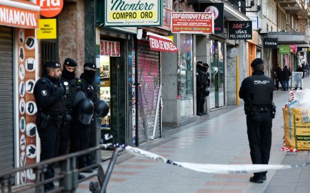 Los vecinos no logran parar el desahucio de Alam y sus tres hijos menores en Bravo Murillo