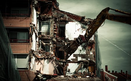 Sin casa y en los tribunales: los vecinos sin hogar por la L-7B de Metro pleitean con el Ejecutivo de Ayuso por una indemnización mejor