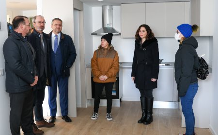 Ayuso y Almeida presumen de superar a Barcelona y Cataluña en vivienda social con datos que “esconden mentiras”, según la oposición