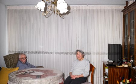 La primera cita en los Servicios Sociales de Madrid depende del código postal: “Nos darán el andador cuando necesitemos la silla de ruedas”