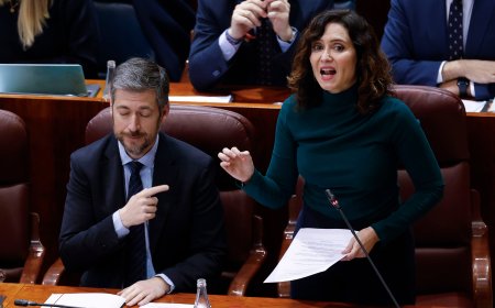 Ayuso critica al consejero que habló de los “morritos” de una diputada, pero la culpa a ella de desconcentrarle con sus gestos