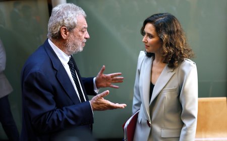 Miguel Ángel Rodríguez ataca a las víctimas de las residencias de la covid con una falsedad y luego rectifica entre peticiones de dimisión