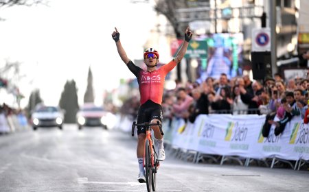 Kwiatkowski se alía con el destino y se impone entre los olivos en la Clásica de Jaén